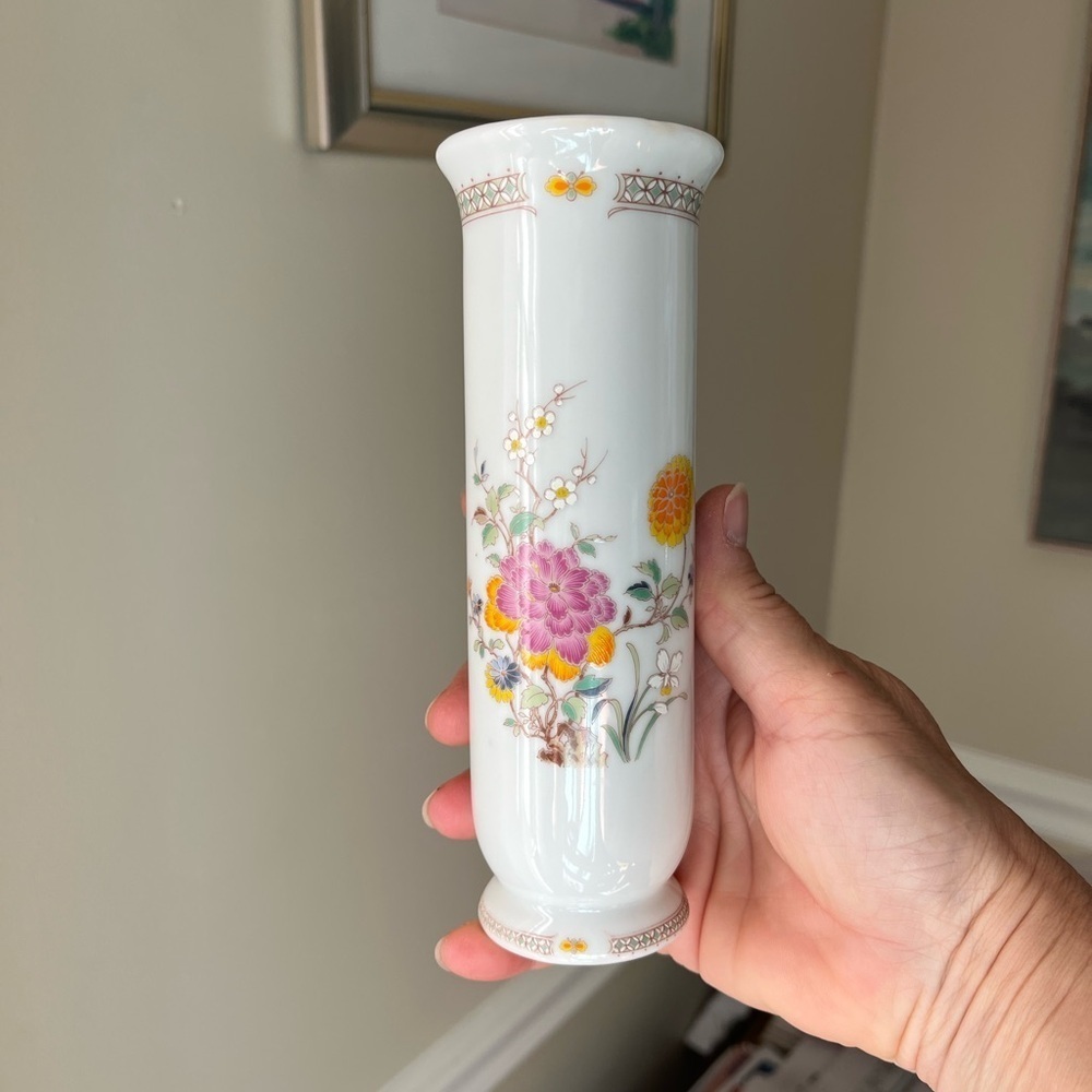 Trina Floral White Porcelain Vase Made in Japan - Picture 12 of 15